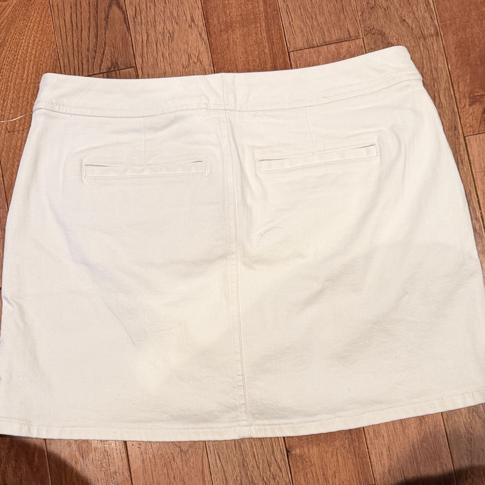 Lilly Pulitzer White Skort with Gold Buttons - Picture 3 of 3